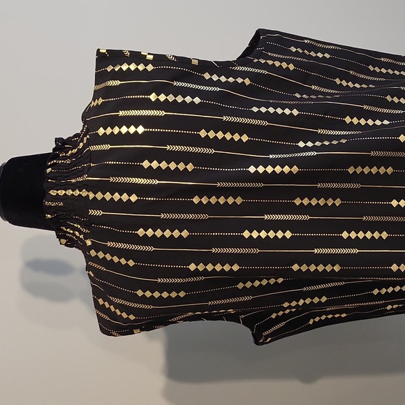 Sleeveless top with smocked neck - Picture 9 of 12